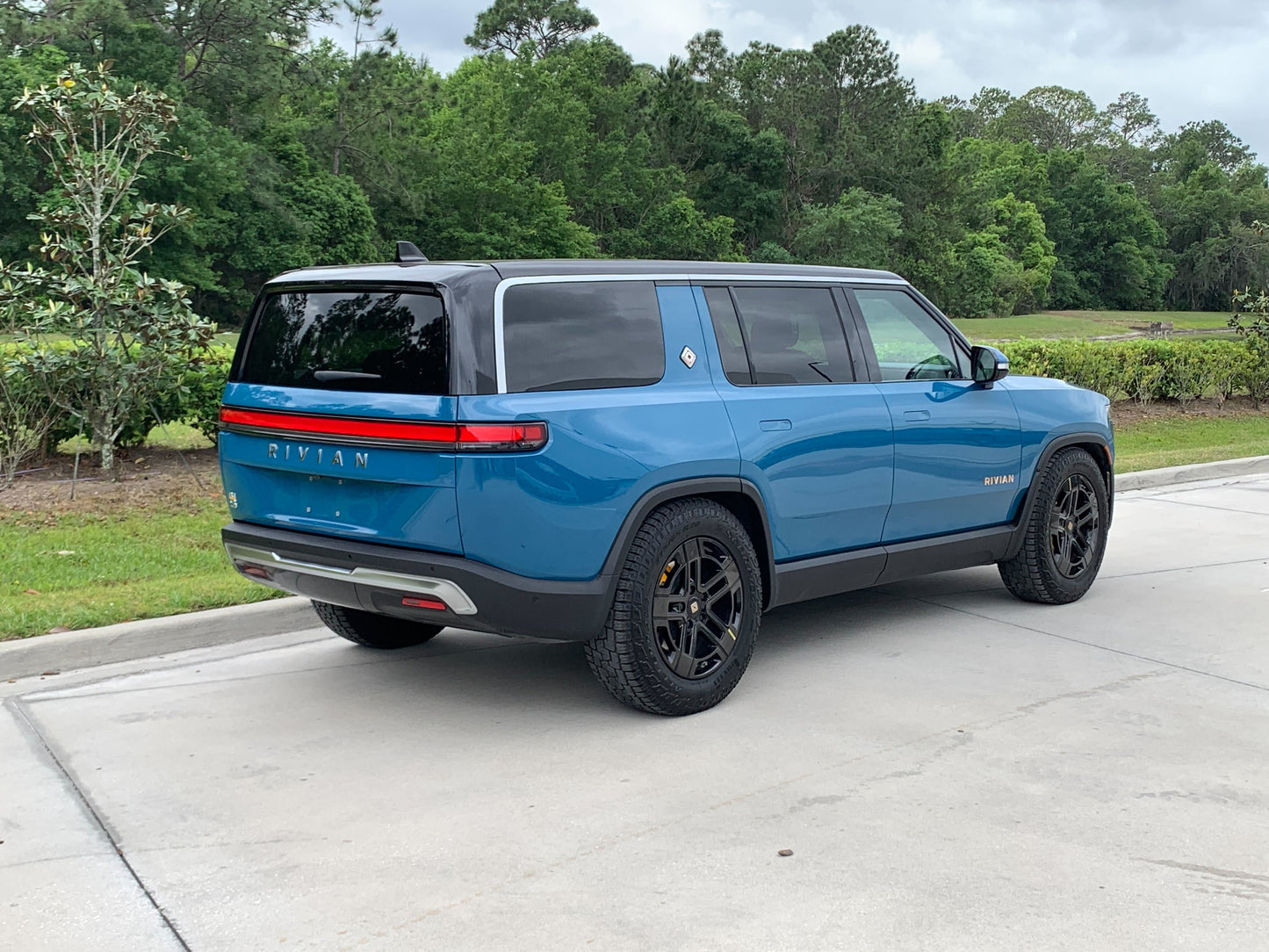 2022 Rivian R1S - 7,877 miles - $77,200