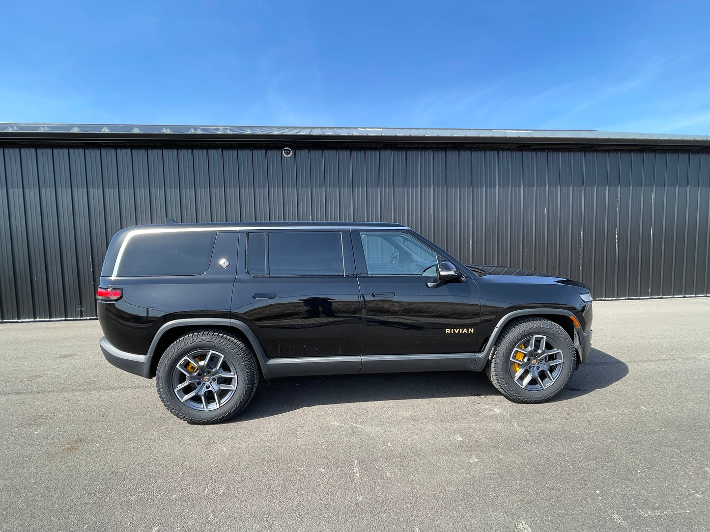 2022 Rivian R1S - 100 miles - $79,700