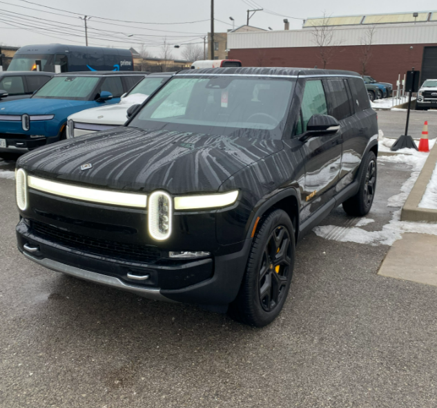 2022 Rivian R1S - 4,356 miles - $75,971