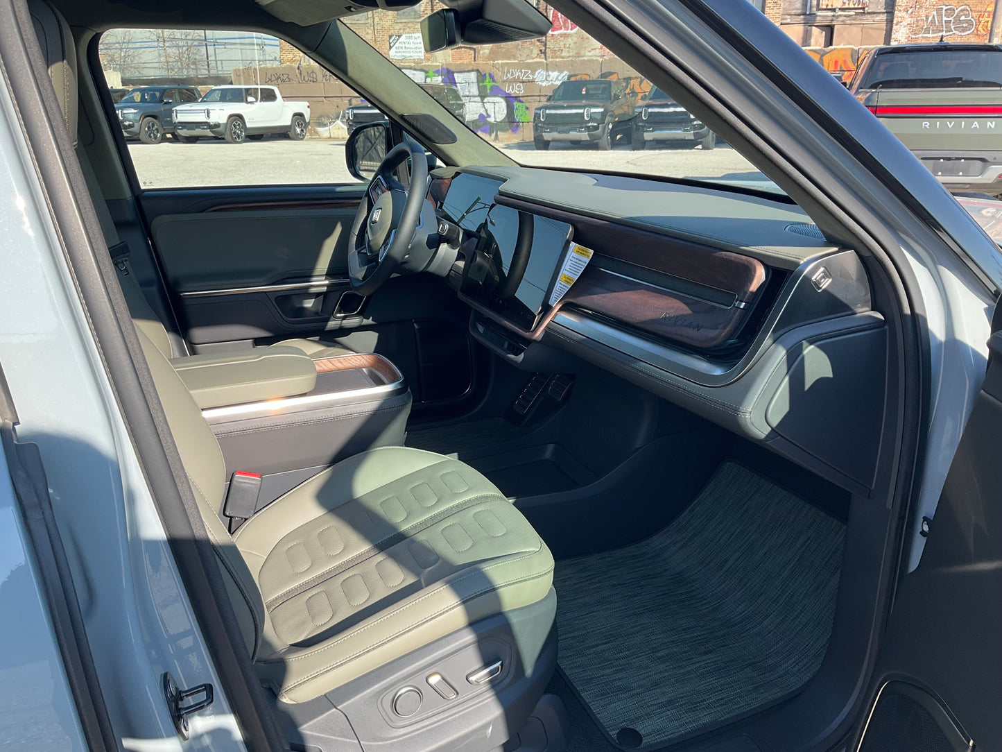 2022 Rivian R1T - 117 miles - $75,729