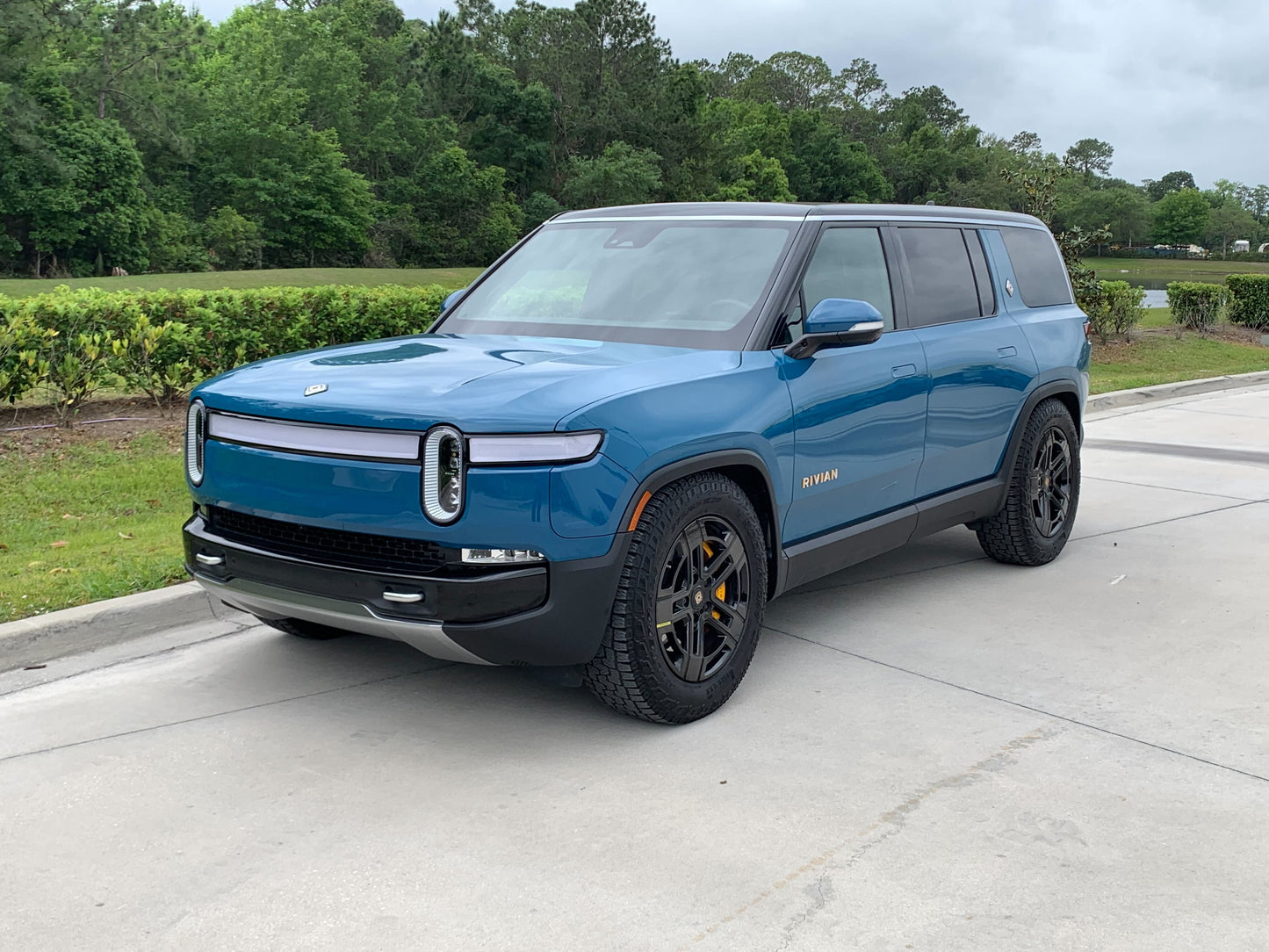 2022 Rivian R1S - 7,877 miles - $77,200