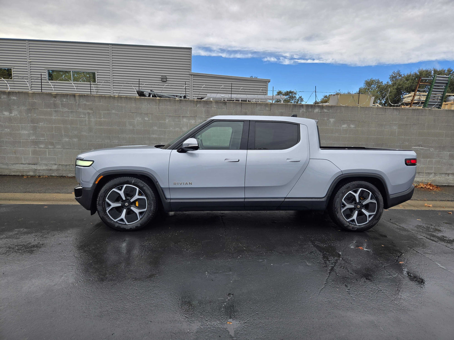 2023 Rivian R1T - 139 miles - $74,200