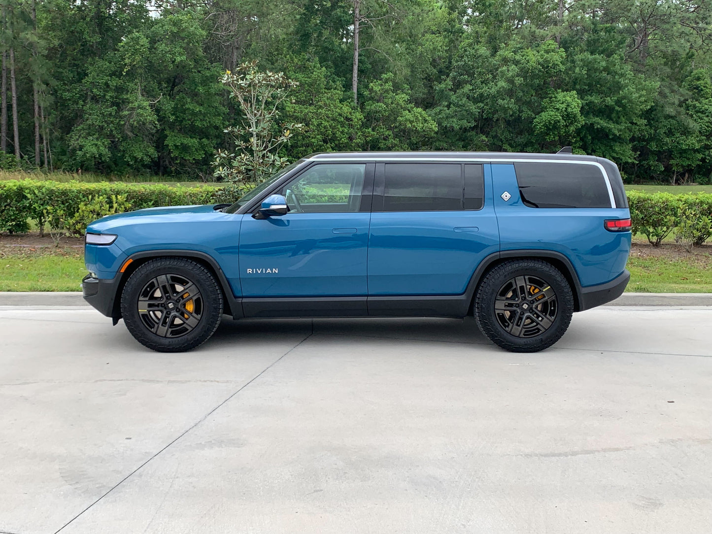 2022 Rivian R1S - 7,877 miles - $77,200