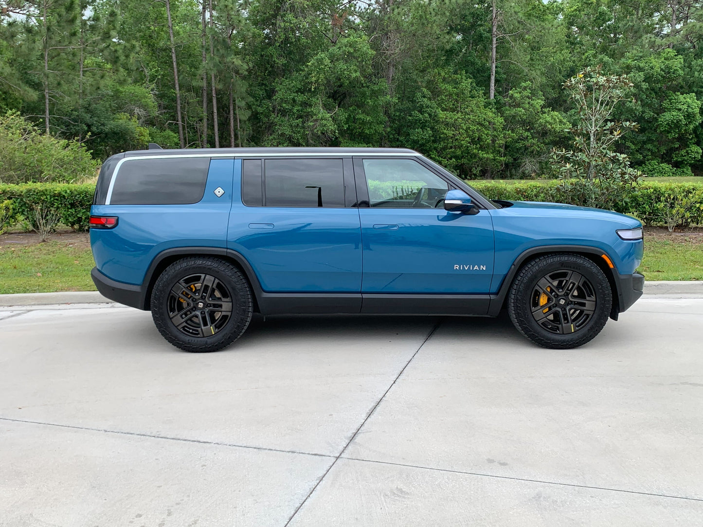 2022 Rivian R1S - 7,877 miles - $77,200