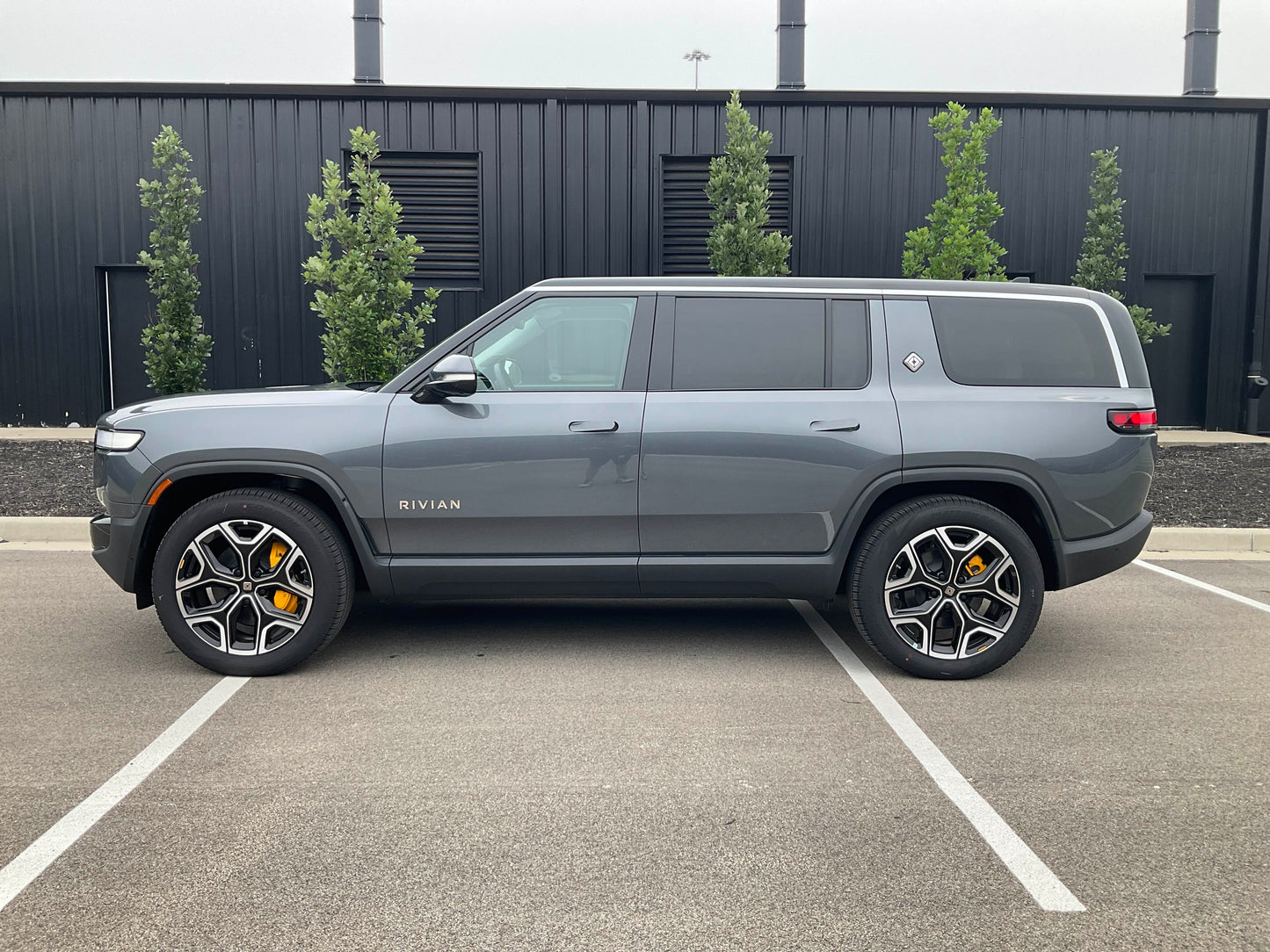 2023 Rivian R1S - 184 miles - $80,600