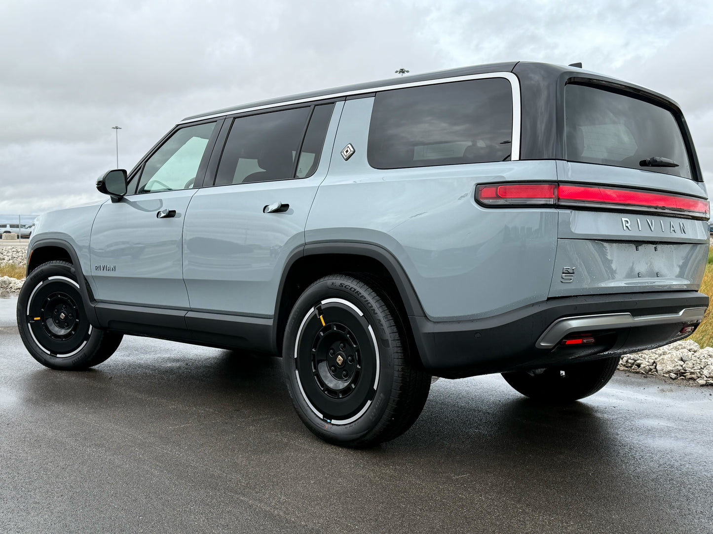 2025 Rivian R1S - 224 miles - $76,600