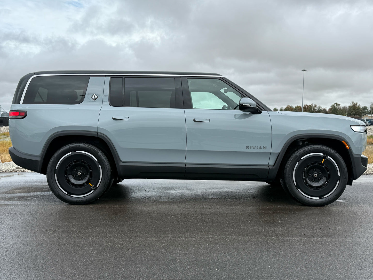 2025 Rivian R1S - 224 miles - $76,600