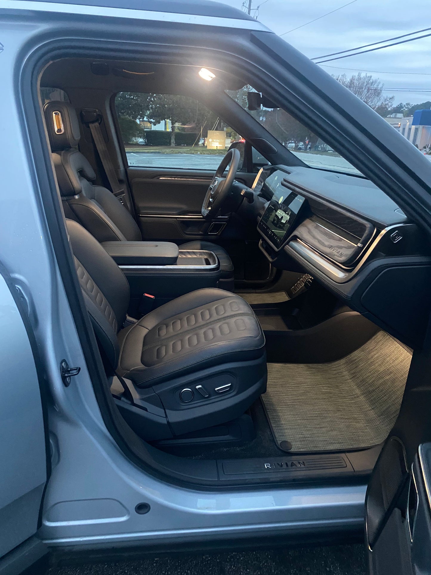 2022 Rivian R1S - 2,835 miles - $78,900