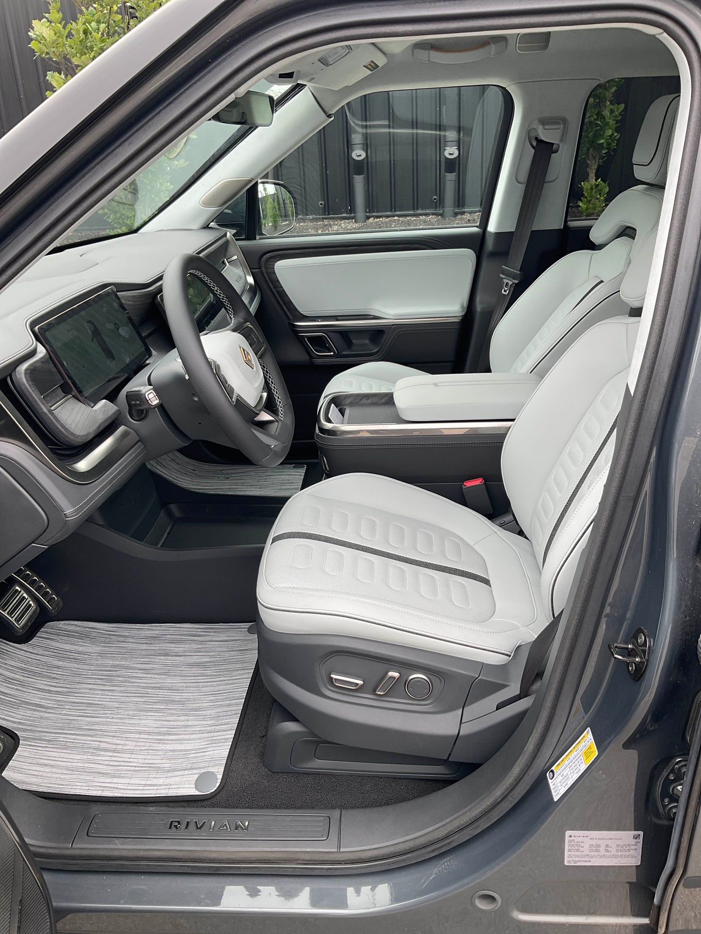 2023 Rivian R1S - 184 miles - $80,600
